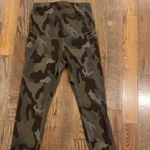 VGUC MATERNITY Old Navy elevate legging! These are magical for your pregnancy!